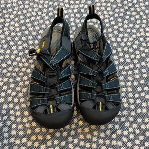 Keen Men’s Newport H2 Sandals - never worn - size 9.5